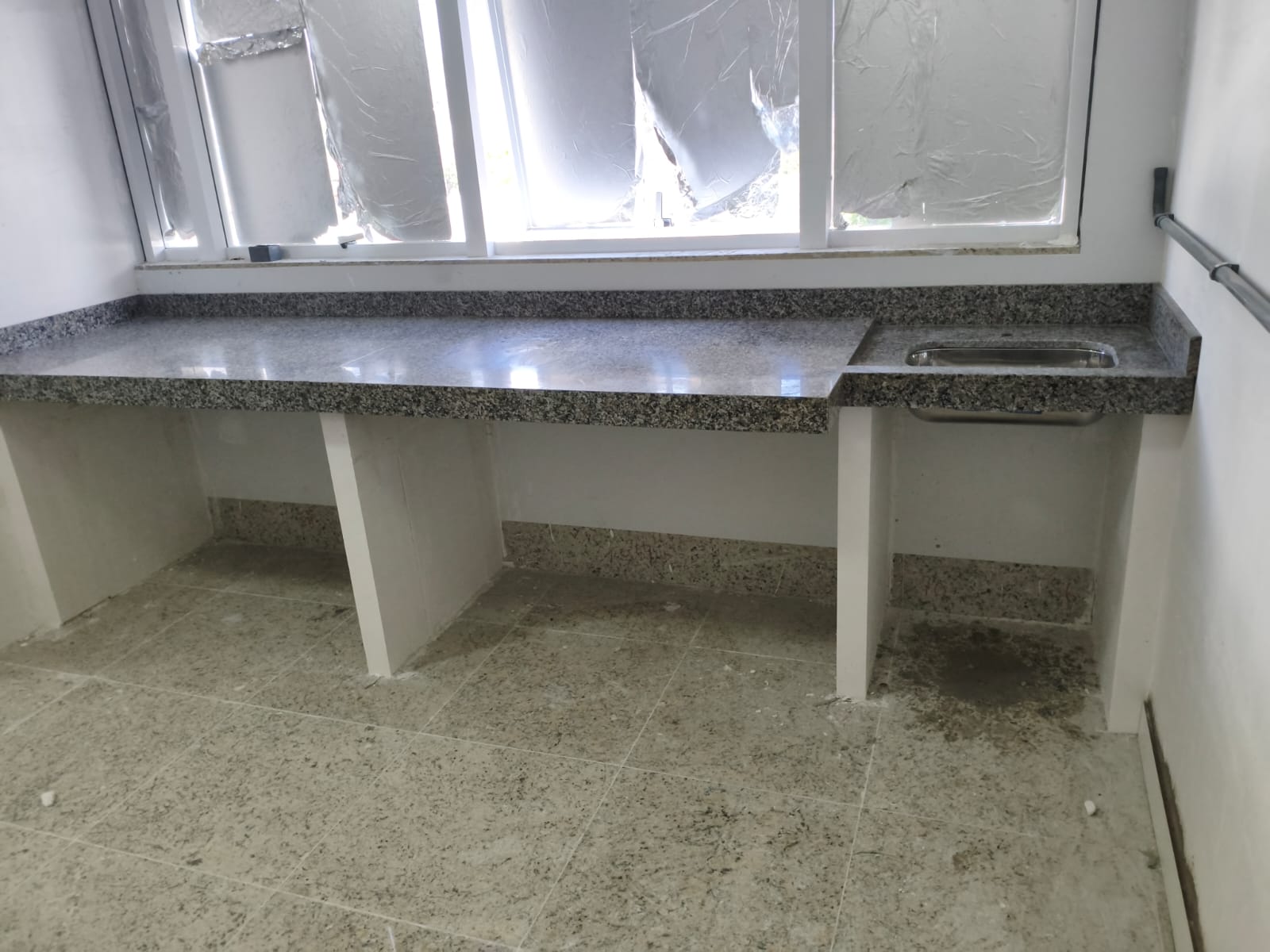 Peitoril de janela instalado em granito
