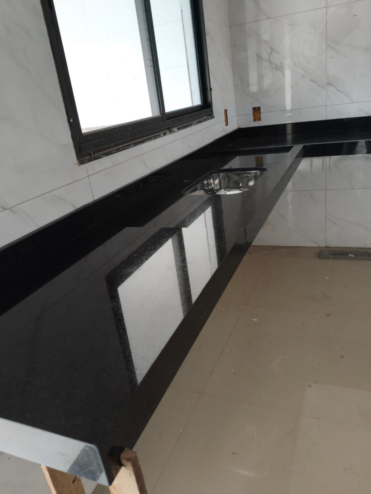 Cozinha com bancada em granito preto