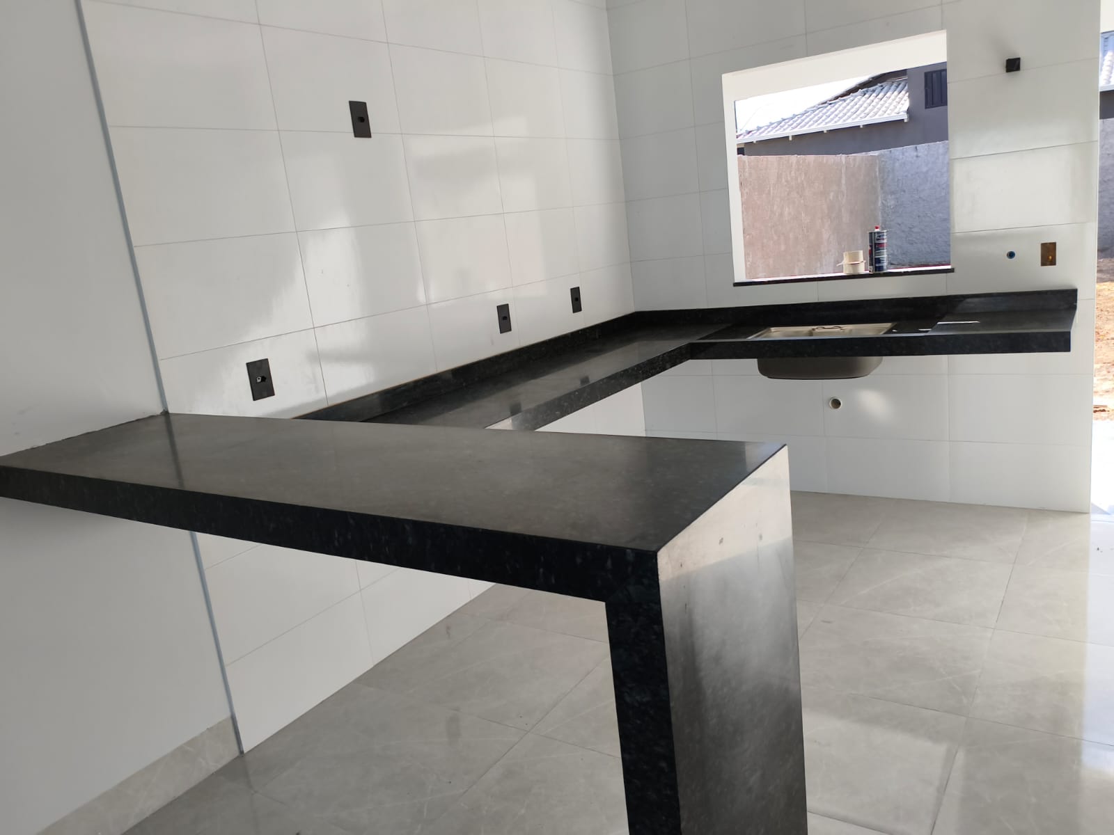 Cozinha comercial em granito preto