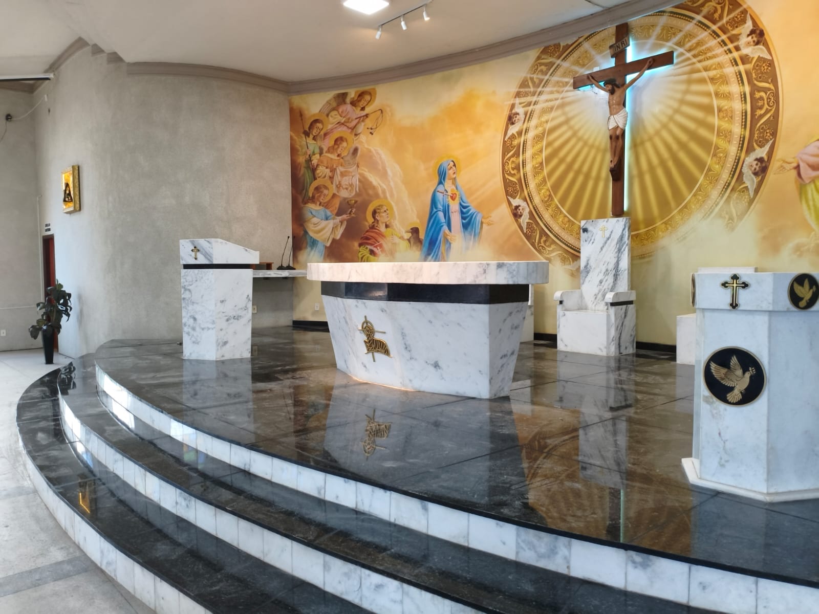 Batistério com painel em mármore