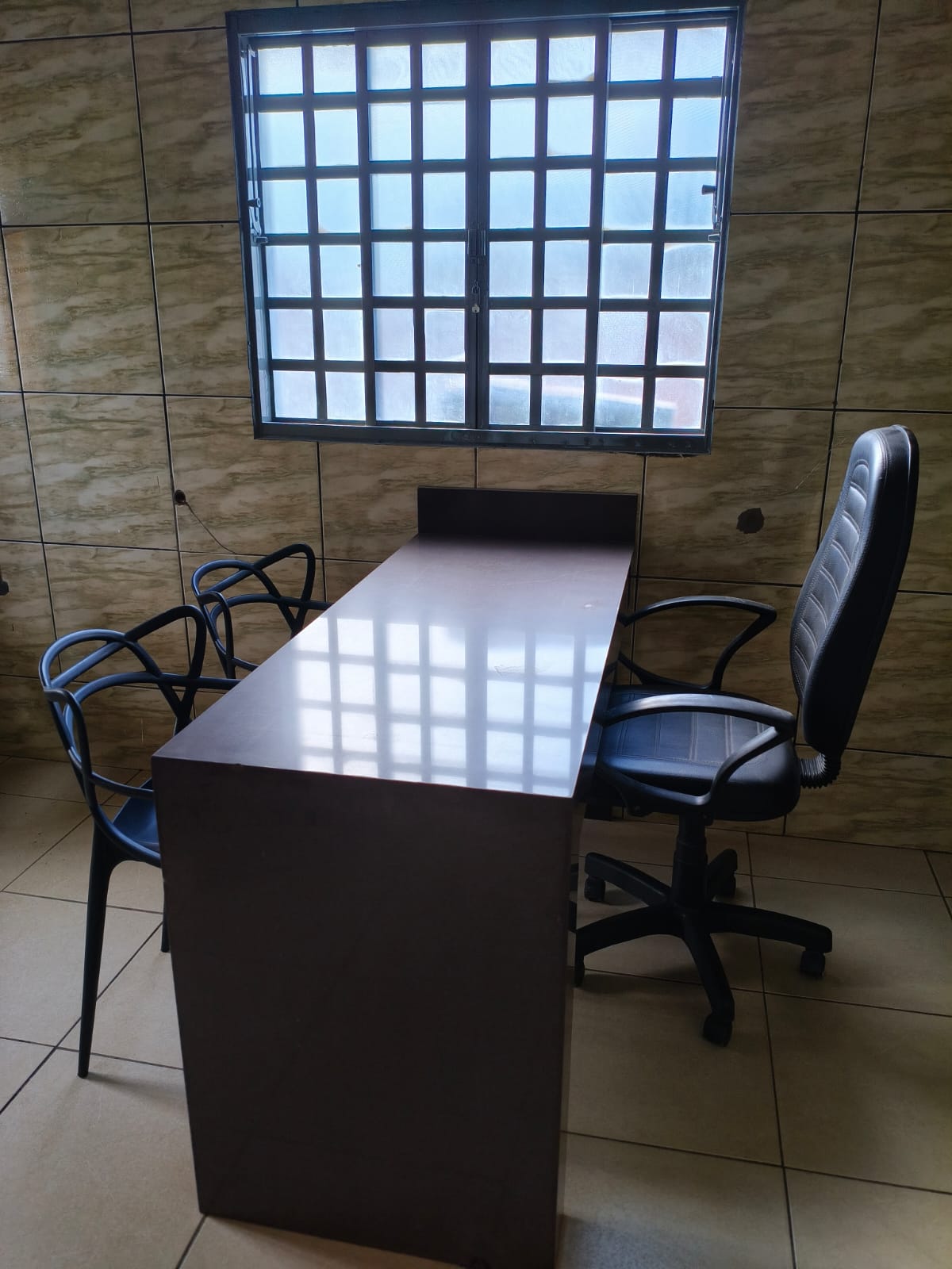 Mesa de escritório em granito